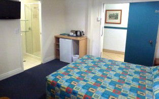 Acacia Inner City Inn - Tourism Gold Coast 3