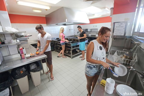 Sydney, Collaroy Beachouse YHA - Tourism Gold Coast 6