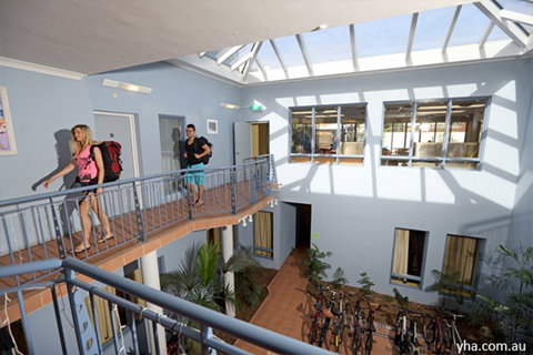 Sydney, Collaroy Beachouse YHA - Tourism Gold Coast 5