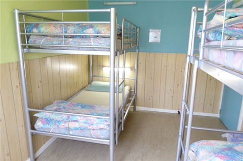 Coles Bay - Esplanade YHA - Tourism Gold Coast 1