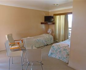 Suncourt Motor Inn - Tourism Gold Coast 0