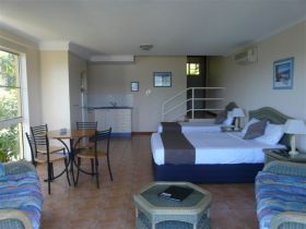 Sunlit Waters Studio Apartments - Tourism Gold Coast 1