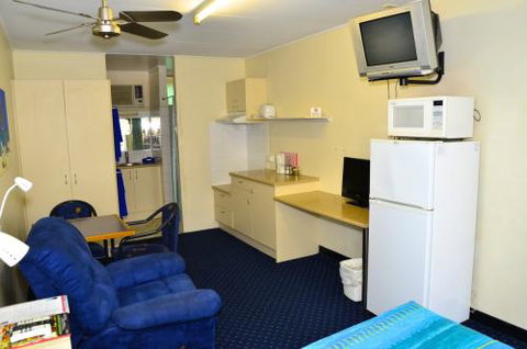 Fourth Avenue Motor Inn - Tourism Gold Coast 24