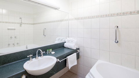 BEST WESTERN Crystal Inn - Tourism Gold Coast 4