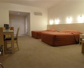 Mayfair Plaza Motel - Tourism Gold Coast 1