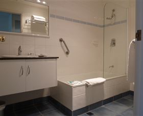Mayfair Plaza Motel - Tourism Gold Coast 3