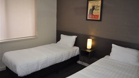 Brougham Arms Hotel - Tourism Gold Coast 7