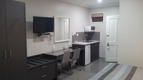 John Bright Motor Inn - Tourism Gold Coast 1