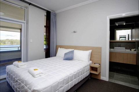 Lakes And Ocean Hotel - Tourism Gold Coast 2