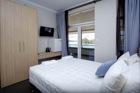 Lakes And Ocean Hotel - Tourism Gold Coast 3