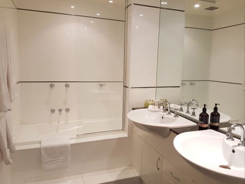 Newcastle Terraces And Apartments - Harbourside Apartment - Tourism Gold Coast 18
