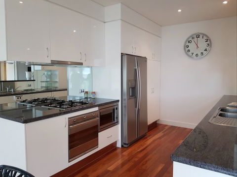 Newcastle Terraces And Apartments - Harbourside Apartment - Tourism Gold Coast 20