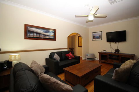 Christies Cottage For Holidays And Relocations. - Tourism Gold Coast 2