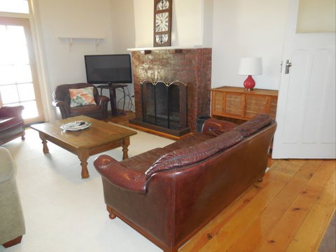 Book Keepers Cottage Waikerie - Tourism Gold Coast 5