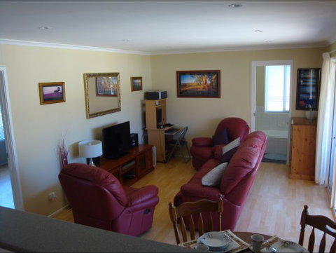 Christies Cottage For Holidays And Relocations. - Tourism Gold Coast 24