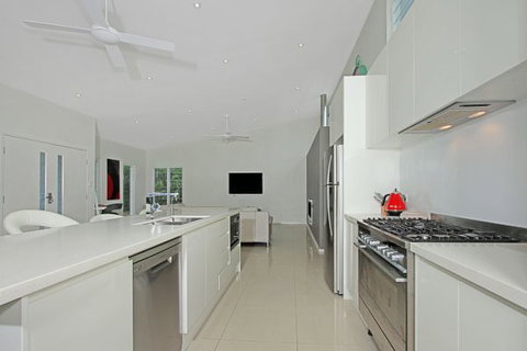 Poolside - Tourism Gold Coast 2