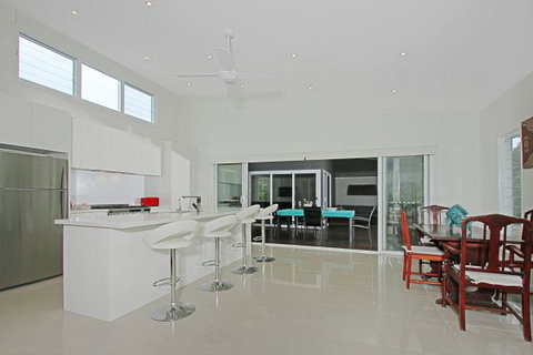 Poolside - Tourism Gold Coast 3