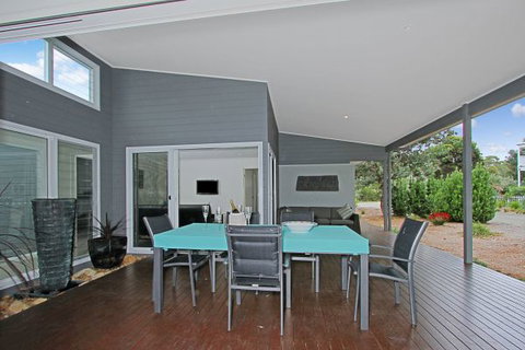 Poolside - Tourism Gold Coast 4