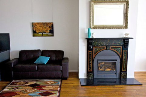 Penguin Beachfront Apartments - Tourism Gold Coast 4