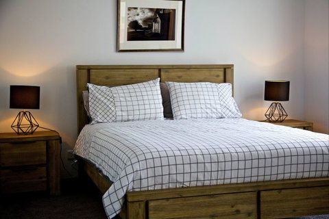 Penguin Beachfront Apartments - Tourism Gold Coast 8