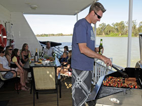Boats And Bedzzz - The Murray Dream Self-contained Moored Houseboat - Tourism Gold Coast 3