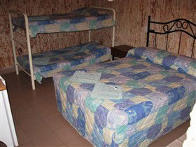 Radeka Downunder Underground Motel And Backpacker Inn - Tourism Gold Coast 2