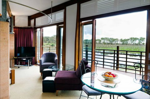 Bettenay's Lakeside Chalets And Luxury Spa Apartment - Tourism Gold Coast 0