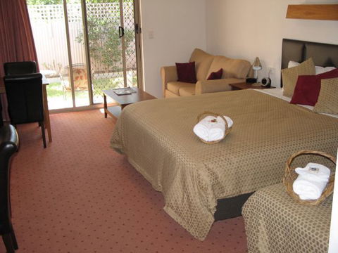 Wine Village Motor Inn - Tourism Gold Coast 1