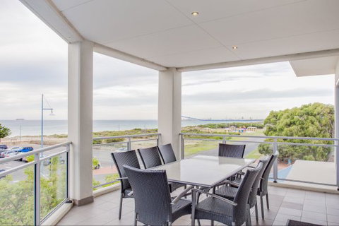 Rockingham Apartments - Tourism Gold Coast 3