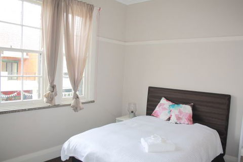 Annandale Hotel - Tourism Gold Coast 1