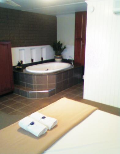 Country Plaza Motor Inn - Tourism Gold Coast 8