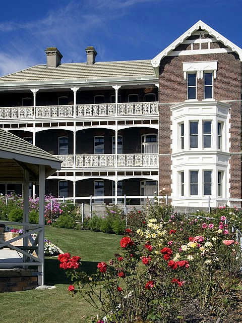 Auldington Hotel - Tourism Gold Coast 1