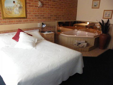 BEST WESTERN Colonial Motor Inn Bairnsdale - Tourism Gold Coast 1