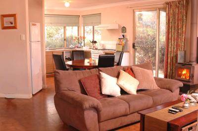 Bettenay's Lakeside Loft Spa Apartment - Tourism Gold Coast 2