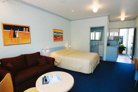 Blueys By The Beach Motel - Tourism Gold Coast 0