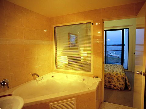 Boathouse Resort Tea Gardens - Tourism Gold Coast 1