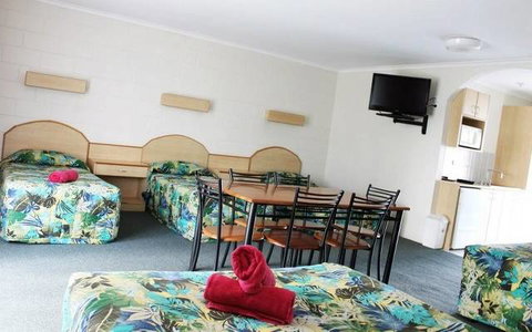Colonial Court Motor Inn - Tourism Gold Coast 2