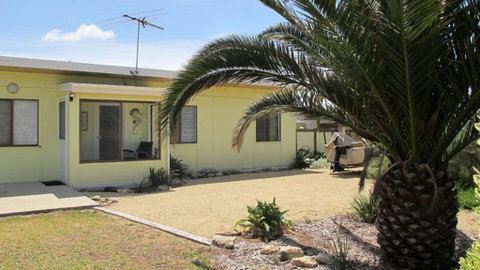 Seahorse Beach Shack - Tourism Gold Coast 0