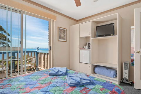 AMOS HOUSE & SWANSEA VILLAS - Tourism Gold Coast 5