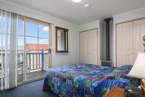 AMOS HOUSE & SWANSEA VILLAS - Tourism Gold Coast 1