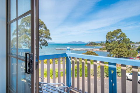 AMOS HOUSE & SWANSEA VILLAS - Tourism Gold Coast 4