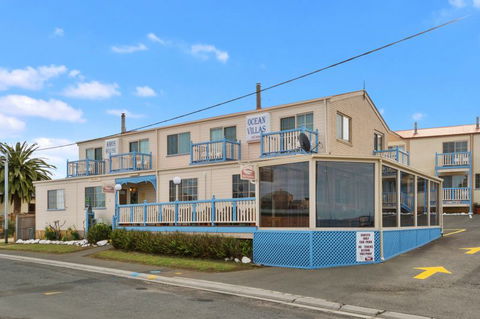 AMOS HOUSE & SWANSEA VILLAS - Tourism Gold Coast 0