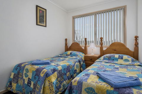 AMOS HOUSE & SWANSEA VILLAS - Tourism Gold Coast 3