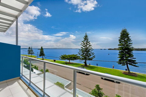 Lakeside Waterfront Apartment 18 - Tourism Gold Coast 4