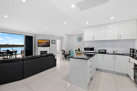 Lakeside Waterfront Apartment 18 - Tourism Gold Coast 6