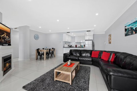 Lakeside Waterfront Apartment 18 - Tourism Gold Coast 5