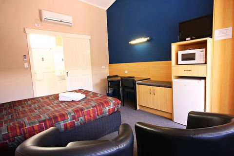 Downs Motel - Tourism Gold Coast 4