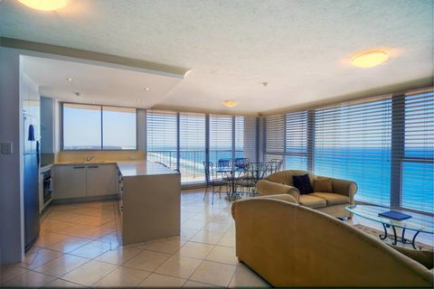 Golden Sands On Main Beach - Tourism Gold Coast 0