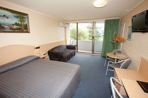Palm Court Motor Inn - Tourism Gold Coast 1