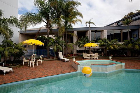 Palm Court Motor Inn - Tourism Gold Coast 0